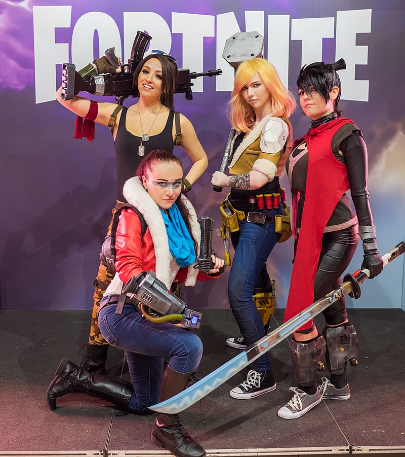 Fortnite_cosplayers_at_Gamescom_2017_