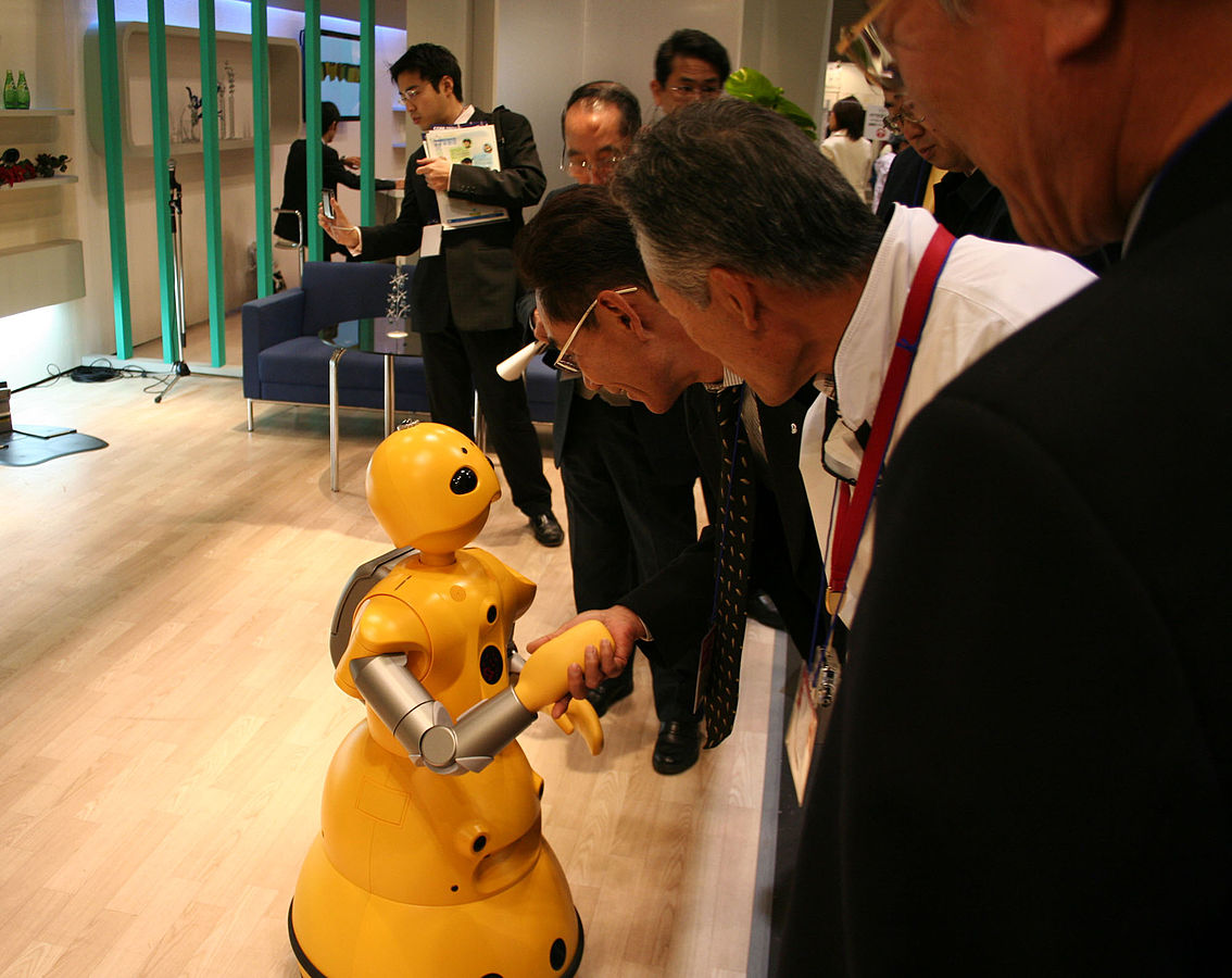 Wakamaru-robot-shaking-hands-domo-arigatou-mr.-roboto